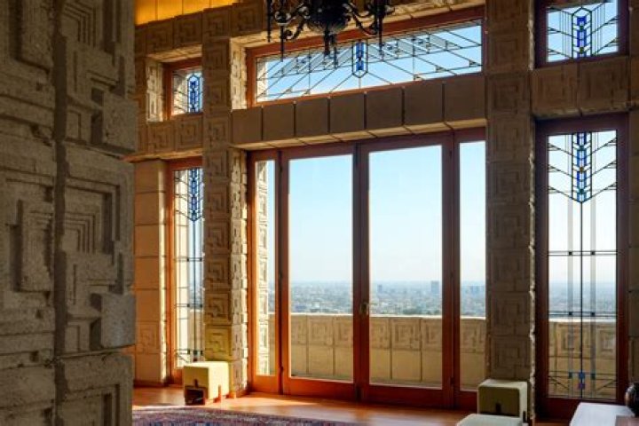 Does anyone live in the Ennis House?