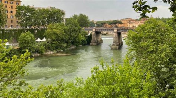 How did the Tiber river contributed to Rome's growth?
