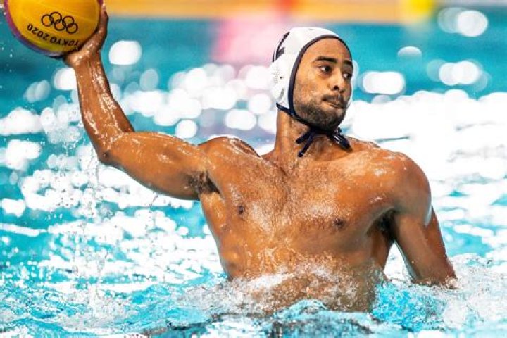 How do water polo players stay afloat?
