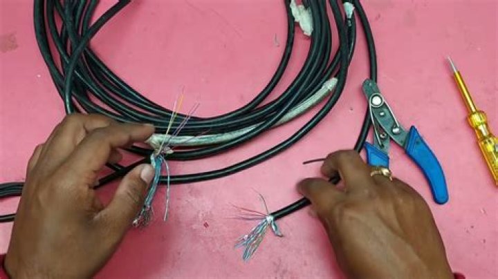 How do you splice an aerial cable?
