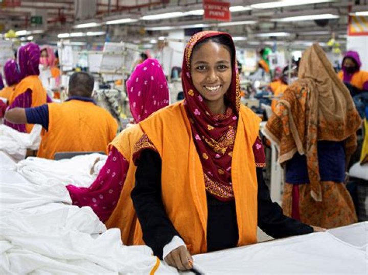 How many garments are there in Bangladesh?