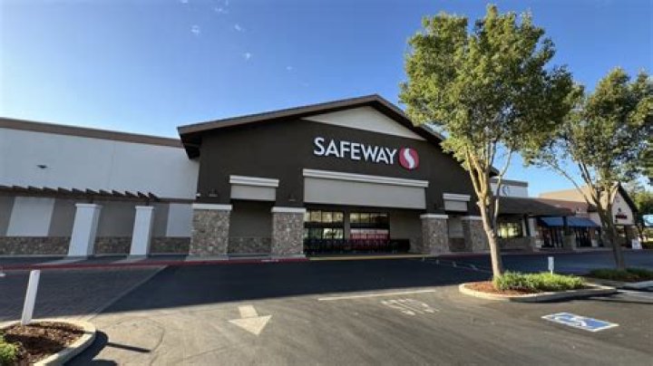 How many Safeway stores are in Hawaii?
