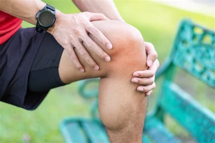 What causes patellofemoral pain syndrome