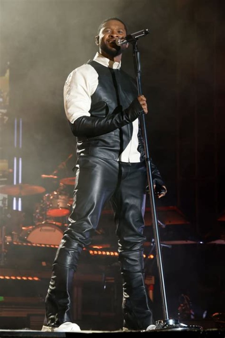 What should men wear on stage?