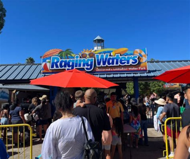 Why did Raging Waters in Sacramento close?